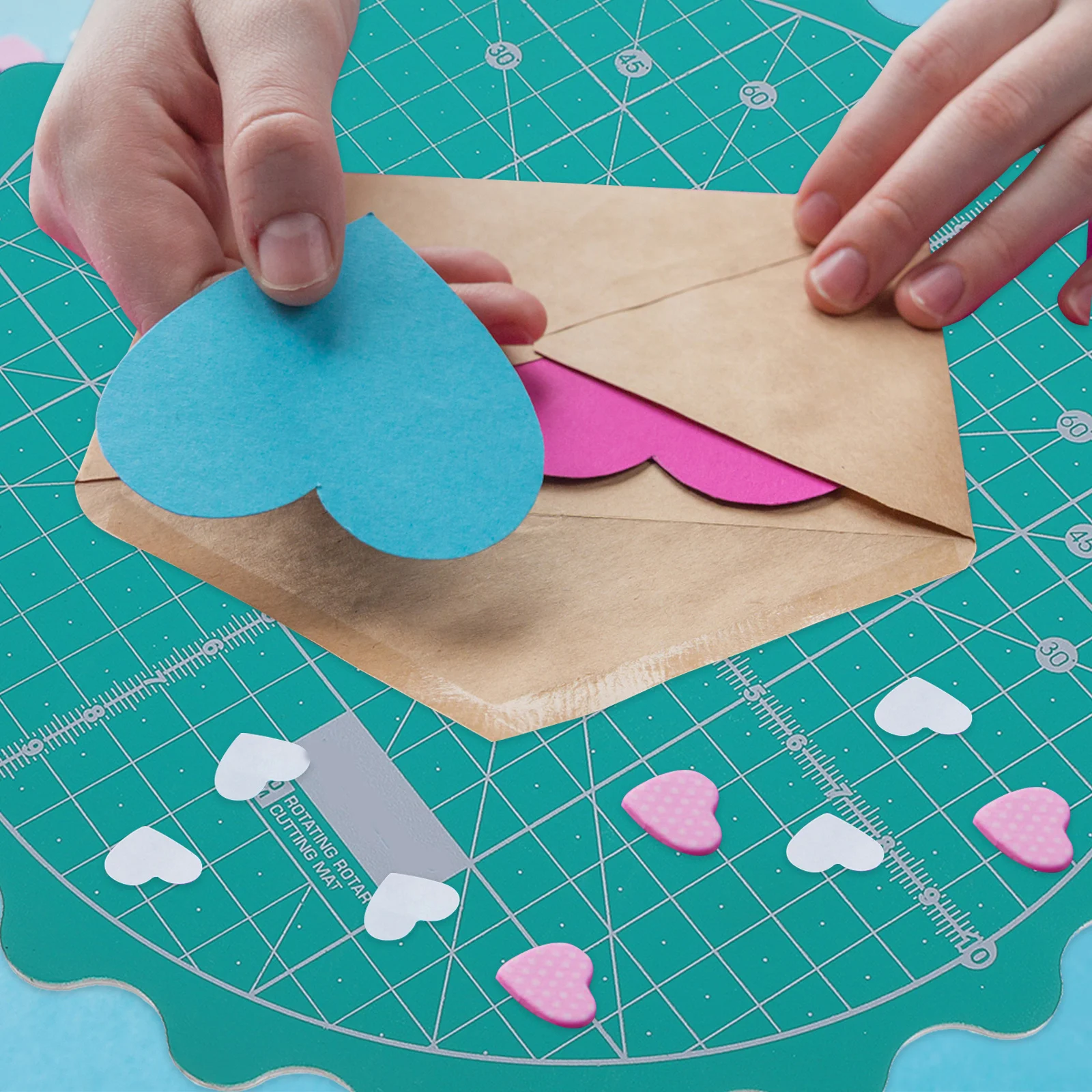 

Rotating Cutting Pad Self-Healing Smooth Spin Fabric Sewing Craft Accessories Random Color Small Size Plastic Mat