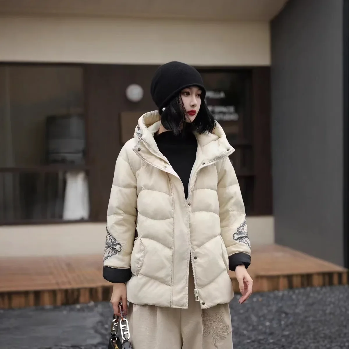 سترة نسائية أوروبية شتوية لعام 2025 بغطاء للرأس ومطرزة على الموضة