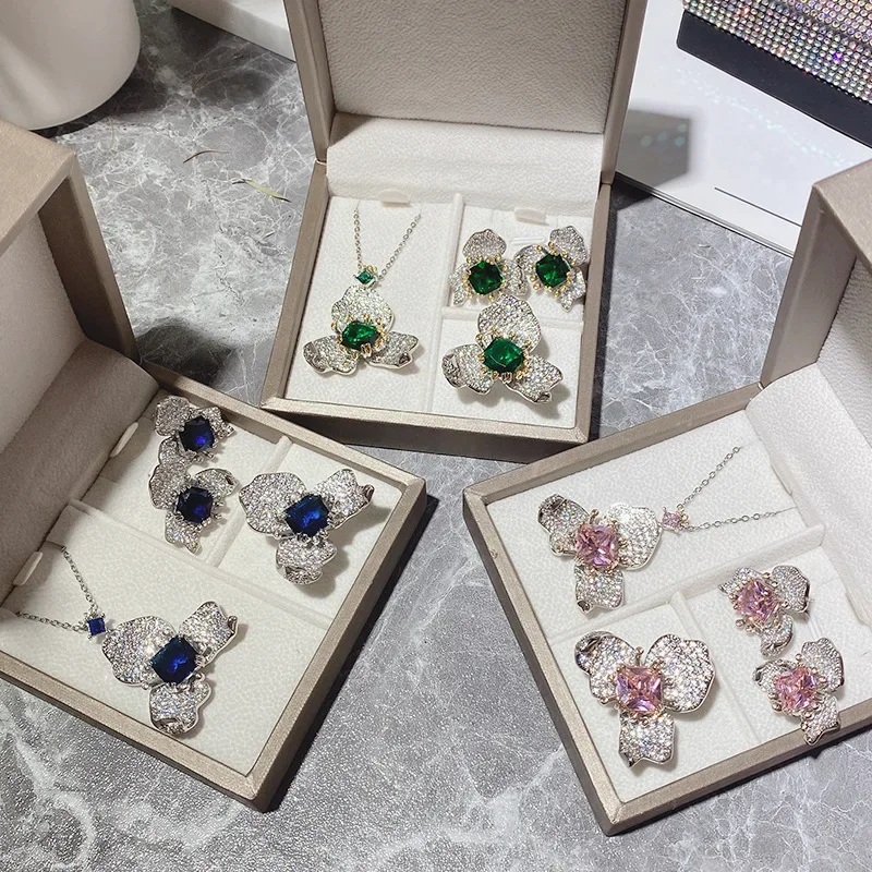 

MDL Moissanite Style. Позолоченное кольцо с микронабором из циркония и бриллиантов с имитацией изумруда