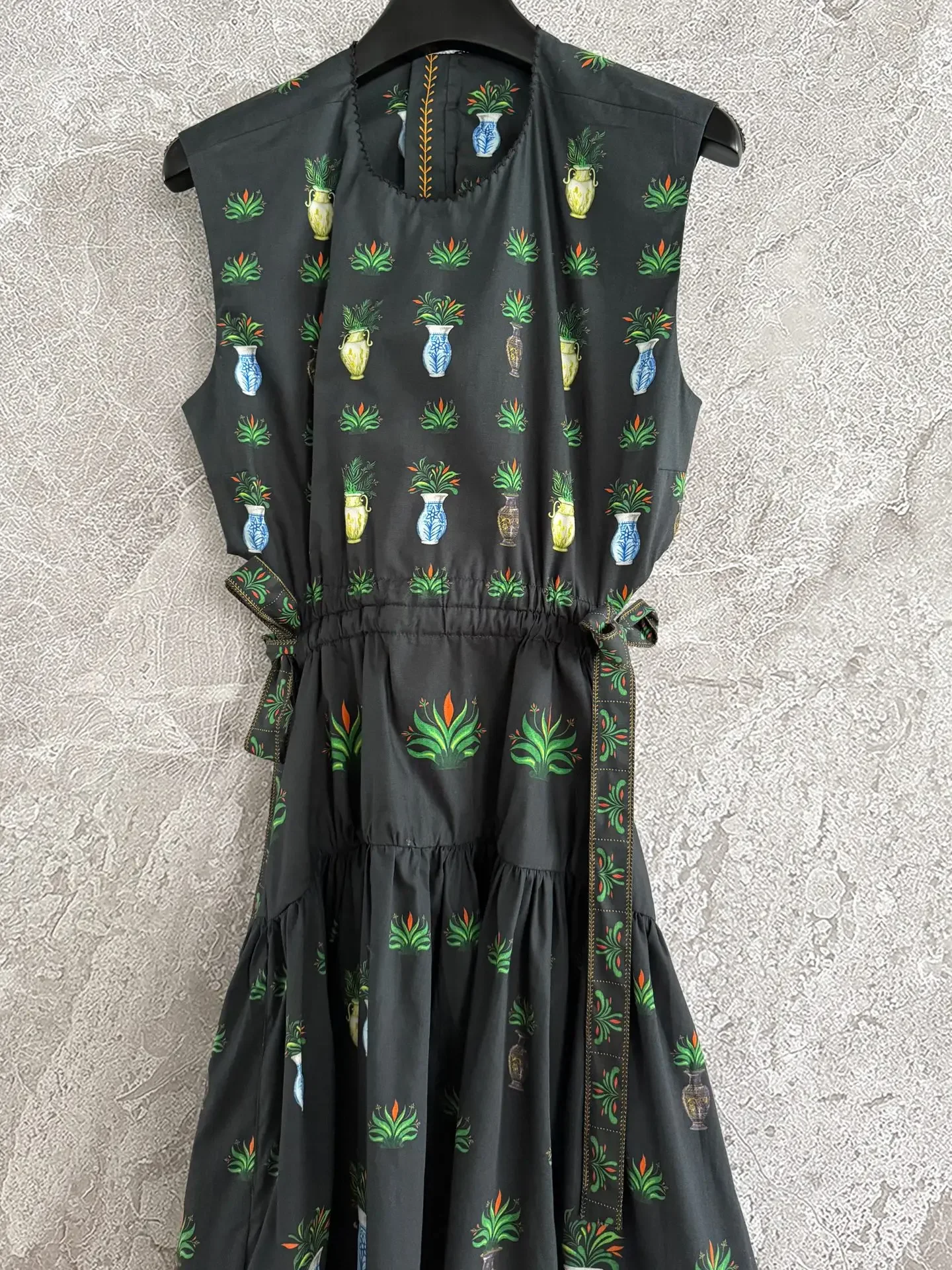 فستان قصير بخصر مقطوع على نباتات خضراء عالية الجودة بدون أكمام