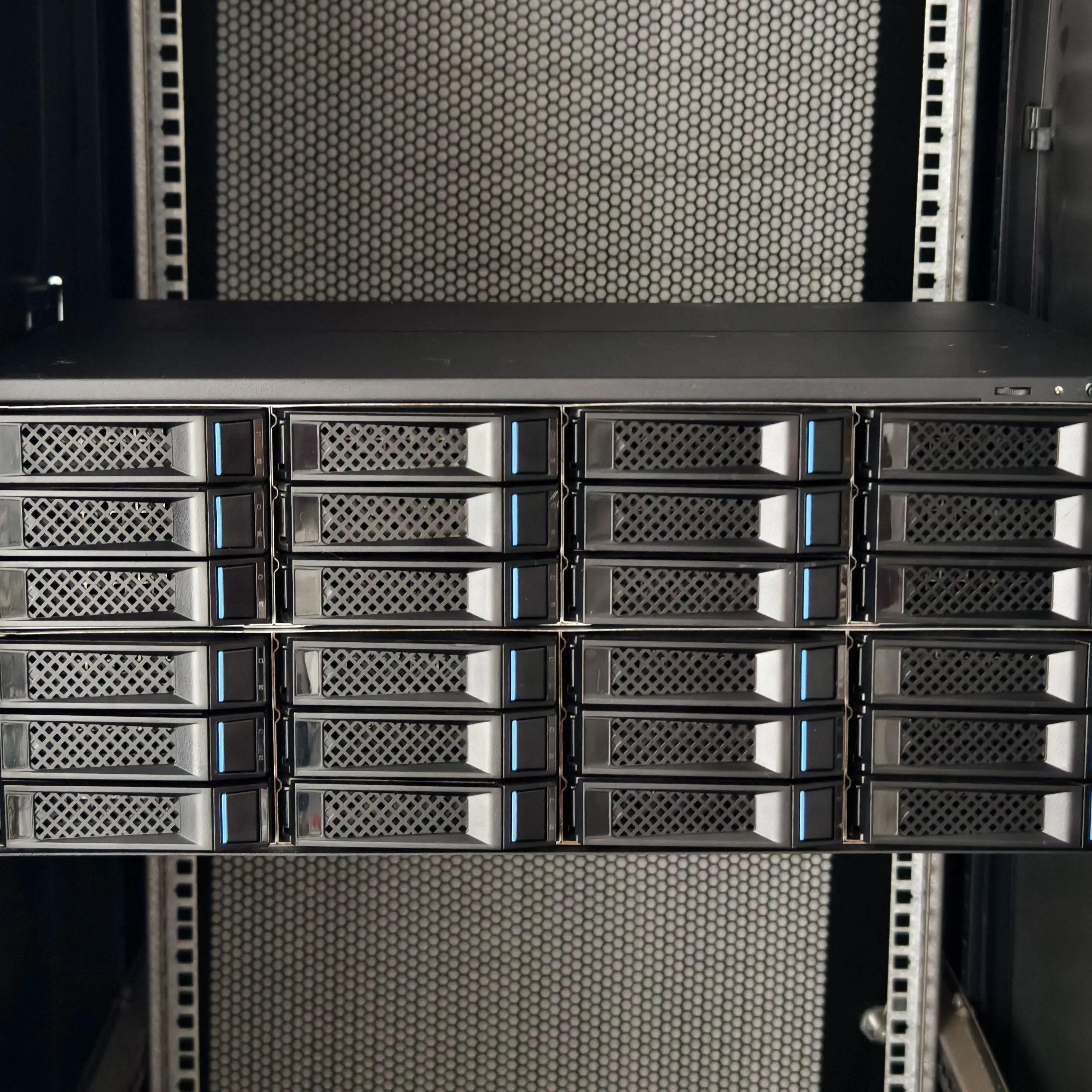 24 Bay HDD Enclosure DAS Storage Case 2.5 3.5 SATA SAS Hot Swap Disk Expansion Cabinet 12Gb Backplane 550W PSU