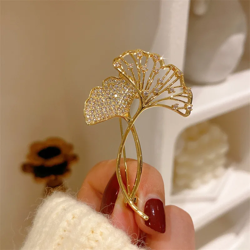 CC Elegant Coat Pins Ginkgo Leaf Shape Gold Color Shining Zircoina Brooch Temperament Corsage Dating Essentials Super Flash B15