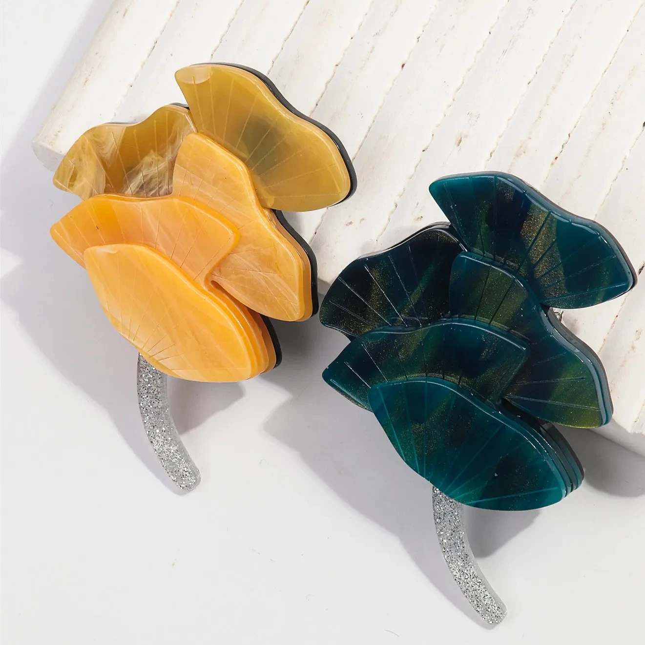 Trendige gelbe Ginkgoblätter-Acrylbroschen für Damen, Vintage-Harz-Pflanzen-Anstecknadeln, eleganter Schmuck, Geschenk, Kleidungszubehör – Detail 2