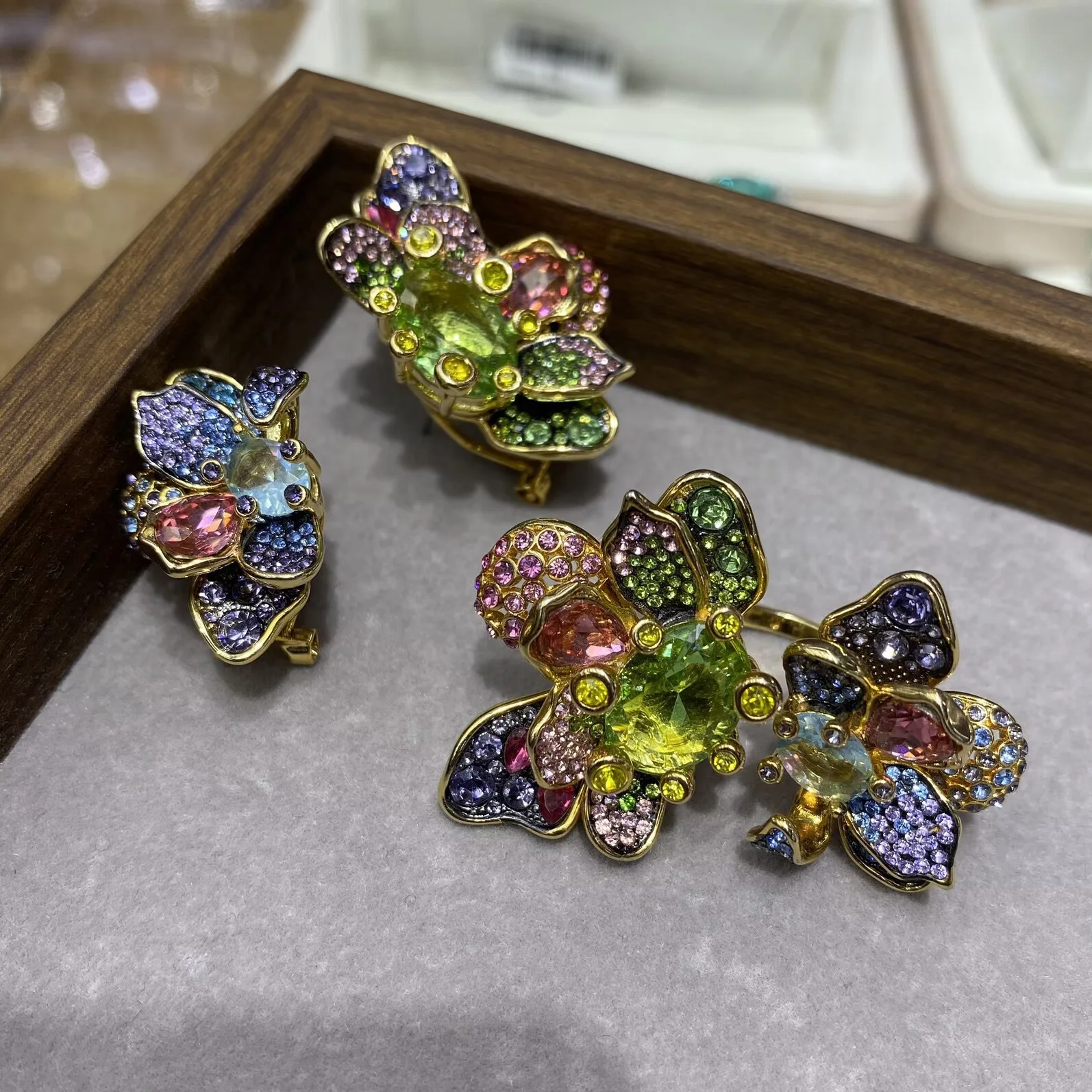 exaggerated-gradient-crystal-dinner-party-earrings-elegant-asymmetrical-flower-design-fashionable-jewelry-accessories