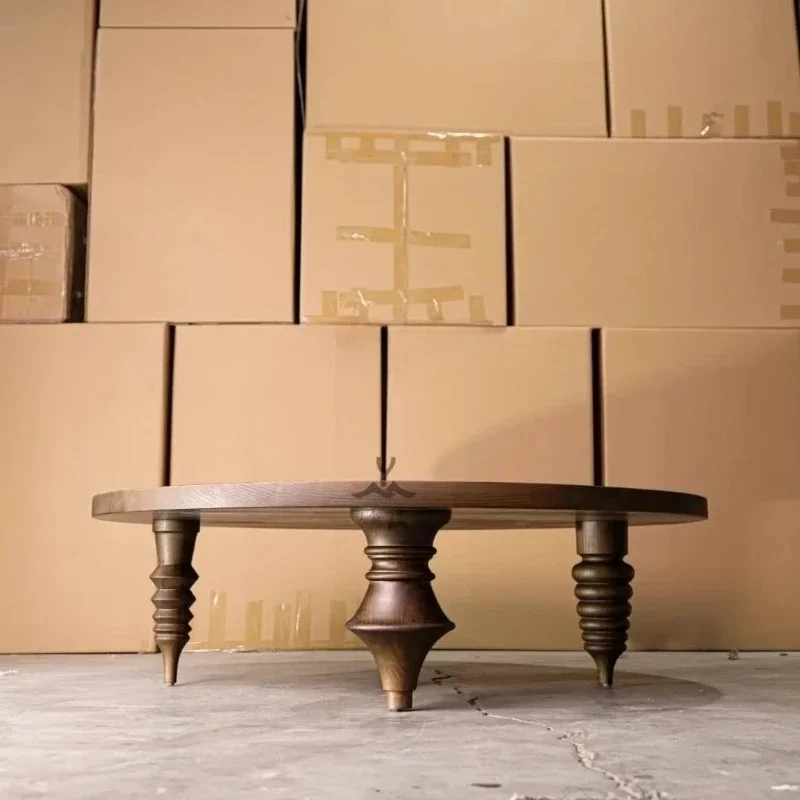 

Белый круглый кофейный столик из массива дерева с восковым покрытием, средний, в антикварном стиле, на нескольких ножках, с креативным дизайном и спиральными углами