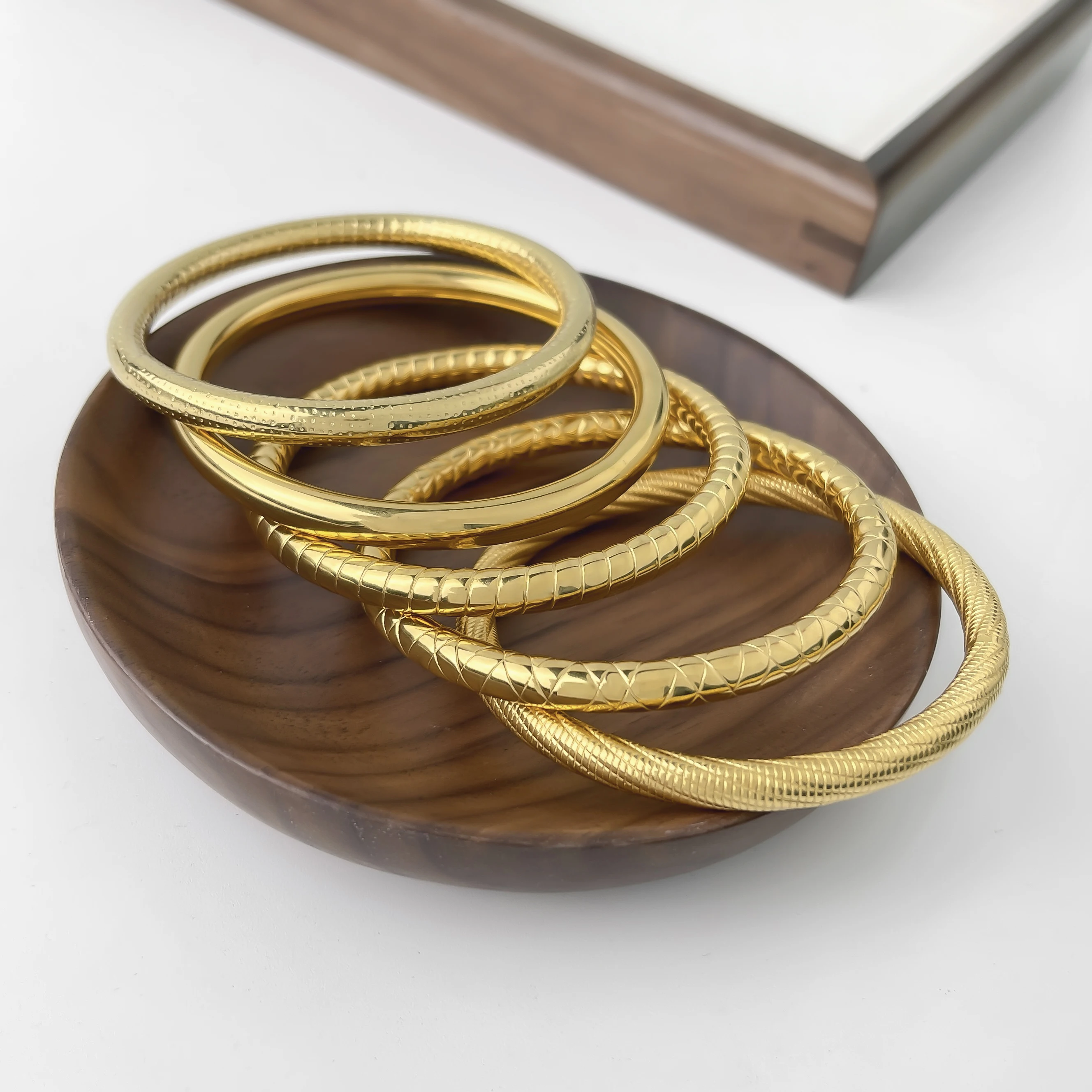Peri'sbox غير تتلاشى الصلبة مطلية بالذهب 5 الملمس تصميم أساور بسيطة سميكة تكويم الفولاذ المقاوم للصدأ مقاوم للماء مجوهرات النساء