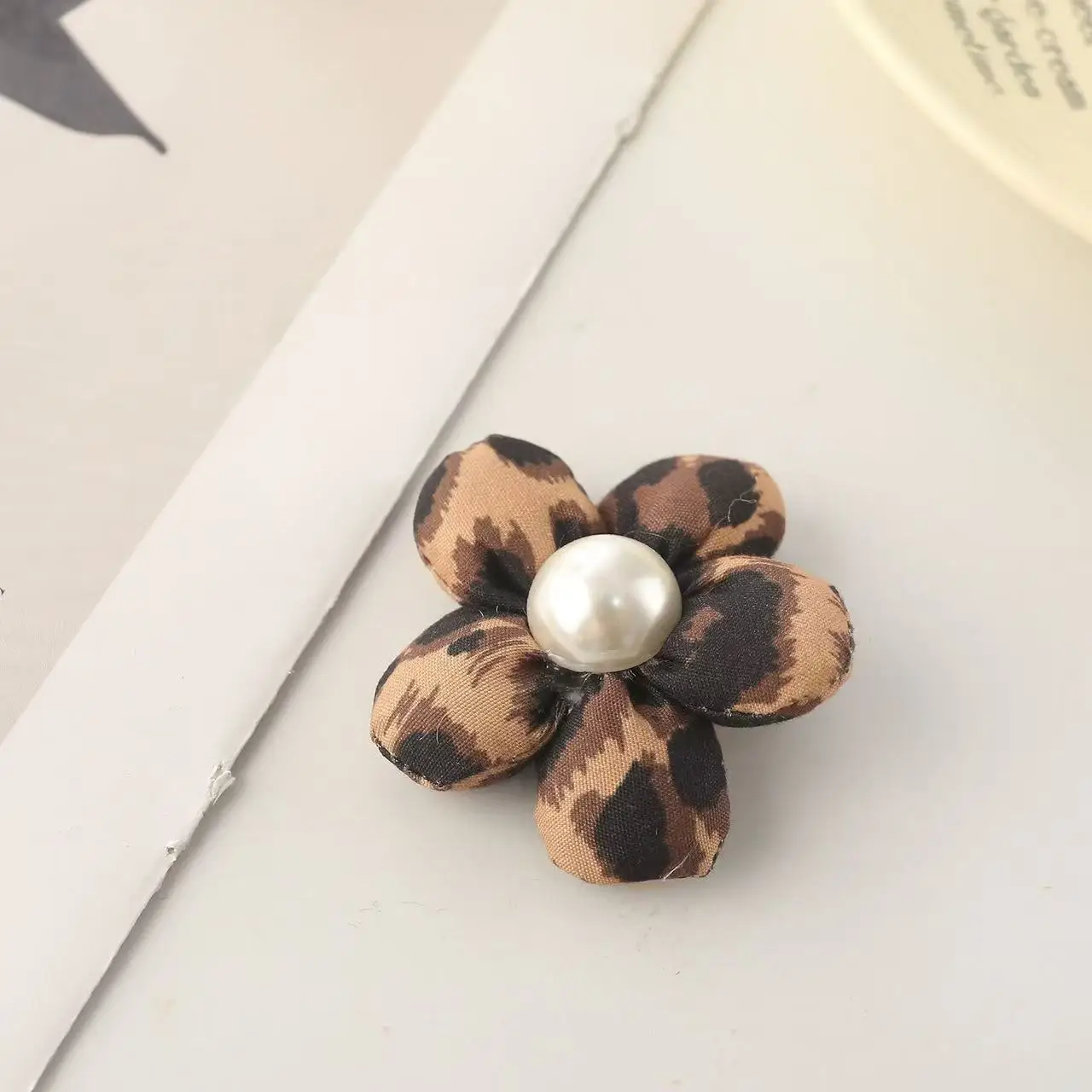 300 قطعة إكسسوارات جديدة مملوءة بالقطن بخمسة بتلات، أحذية وجورب ملابس بطباعة الفهد