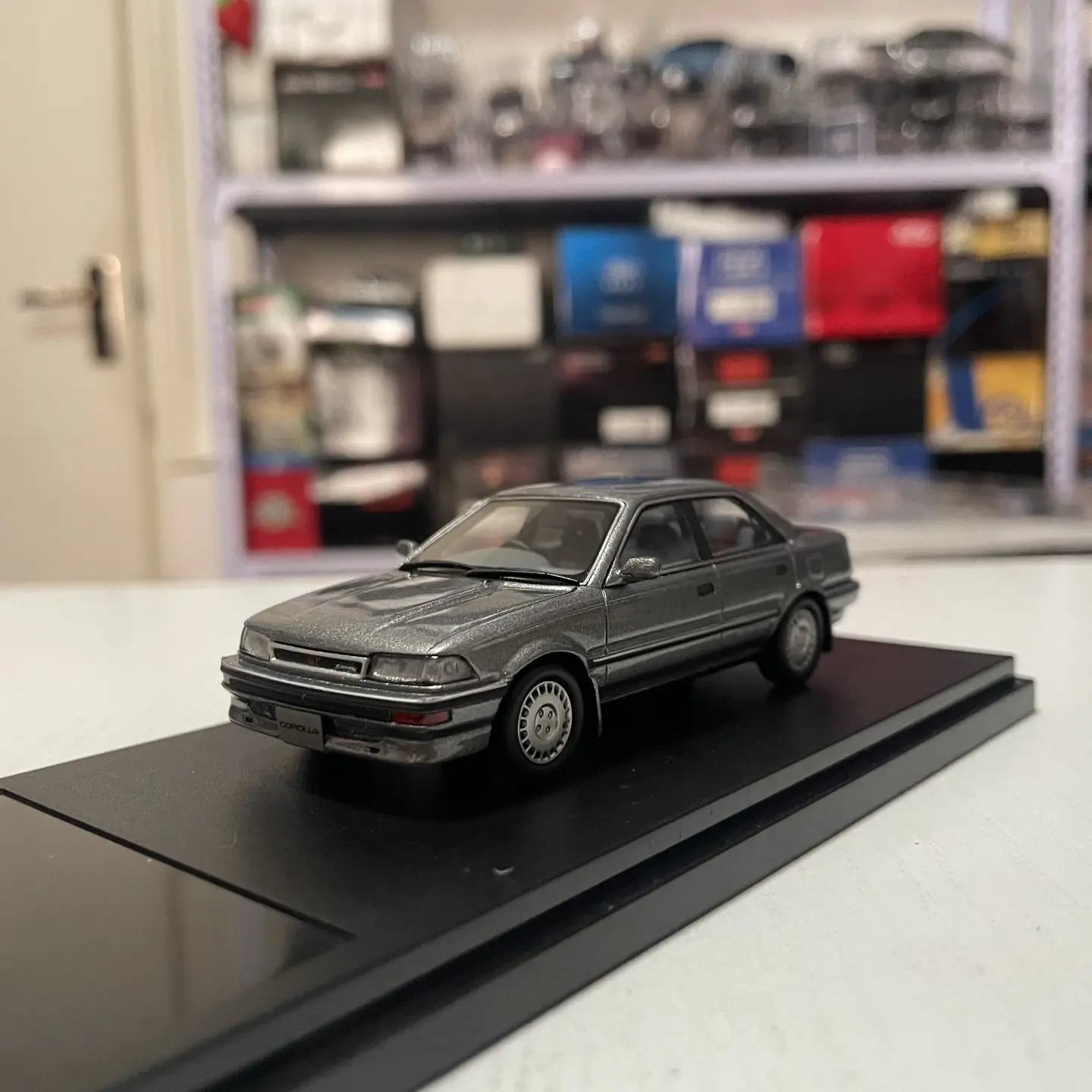 hi-story-modellino-auto-in-resina-scala-1-43-toyota-corolla-gt-e90-1987-classici-nostalgici-regalo-per-adulti-souvenir-esposizione-statica