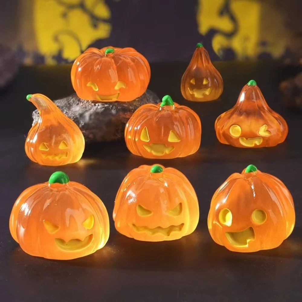 Figuras de calabazas luminosas para Halloween, con expresiones adorables, ideales para micro paisajes y como adornos de escritorio. 8 estilos diferentes que brillan en la oscuridad.