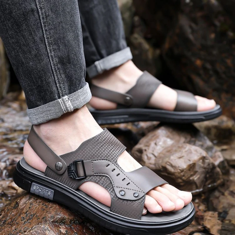 

Уличная мягкая дышащая обувь с открытым носком для мужчин. Пляжное предложение. Роскошные дизайнерские летние распродажи 202. Дизайнерские мужские сандалии для повседневного использования.