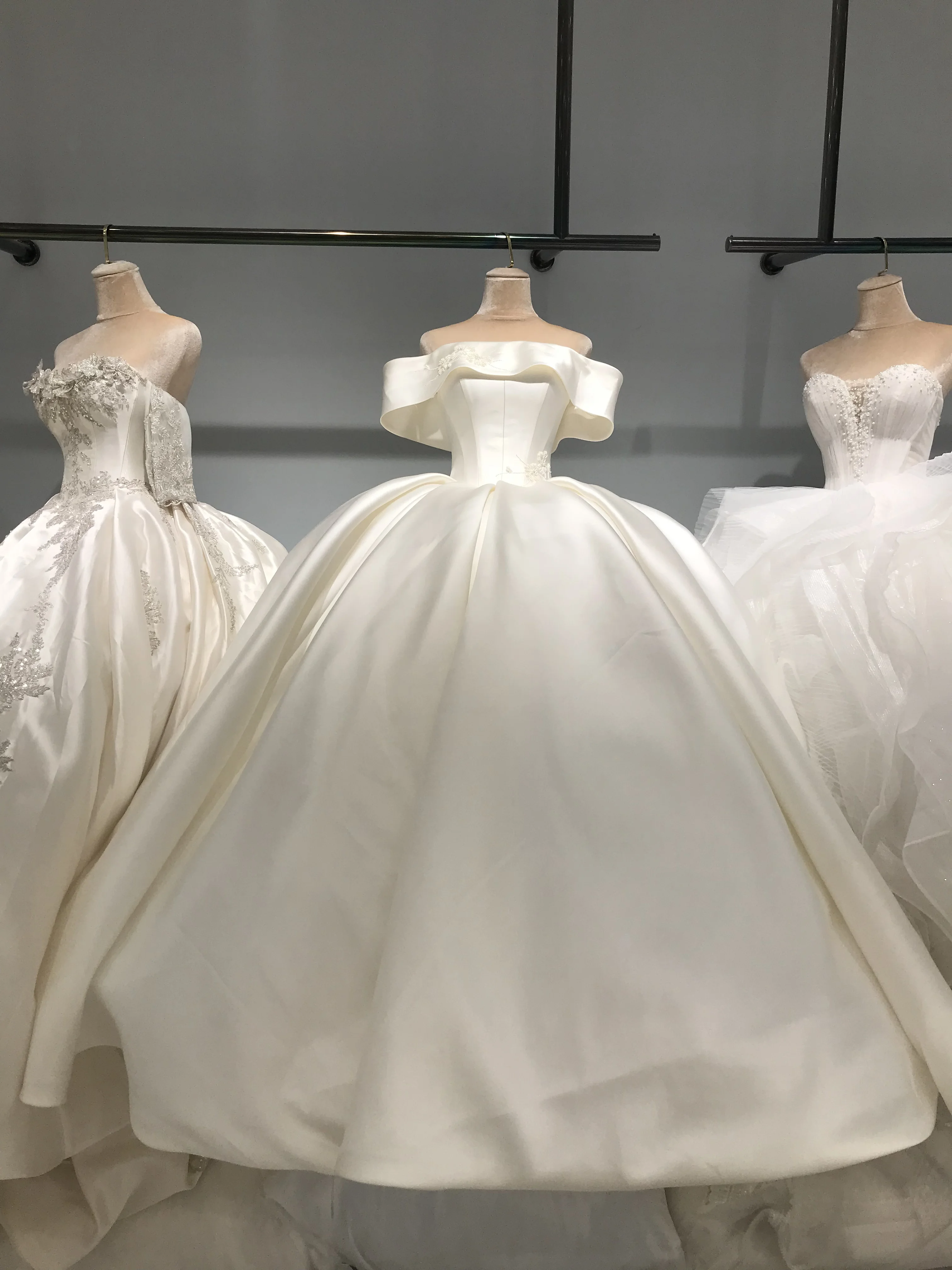 

Kisswhite Bridal LTT Collection Индивидуальные атласные свадебные платья с открытыми плечами и большими пышными свадебными платьями