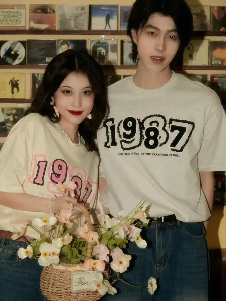 2025 جديد الأمريكية الرجعية هونغ كونغ نمط منشفة التطريز زوجين التي شيرت المرأة Ins قصيرة الأكمام عادية الكورية موضة تي شيرت