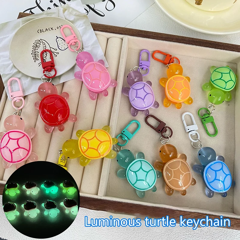 LLavero de adorno de tortuga luminosa de resina de dibujos animados, llavero de tortuga de Color que brilla en la oscuridad, accesorio colgante para bolso, regalos para novias