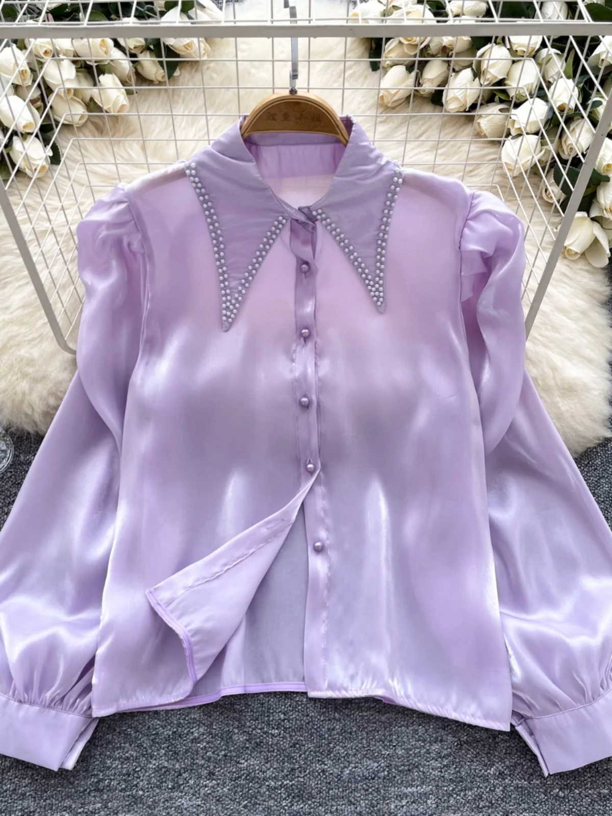 ファッショナブルな長袖サテンシャツ女性の秋の摩耗多用途シャープな襟シングルボタンパール装飾韓国スタイルルーズフィット