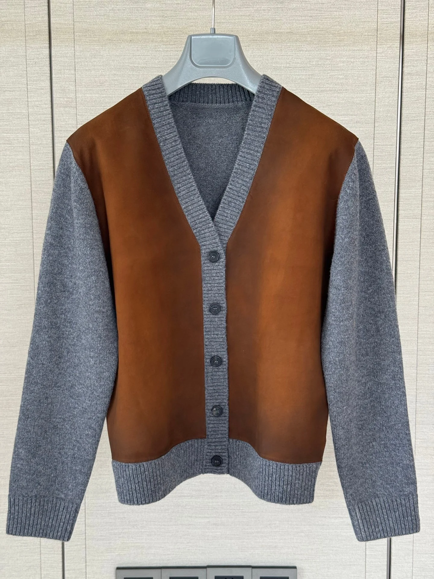 2026 Autumn/Winter New Women's Wool Knitted Sweater, Made of Sheepskin Splicing Wool Knitted Fabric, High Quality, Loose fit