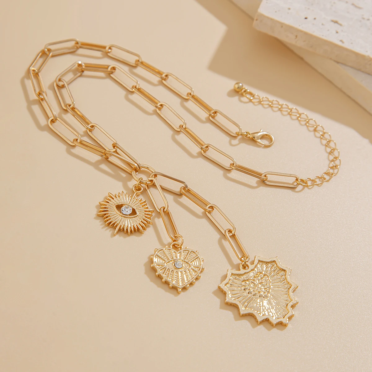 Salircon New Vintage Rhinestones Love Heart Pendant Necklace for Women 2024 Luxury Classic Gold Color Clavicle Chain Jewelry view 4