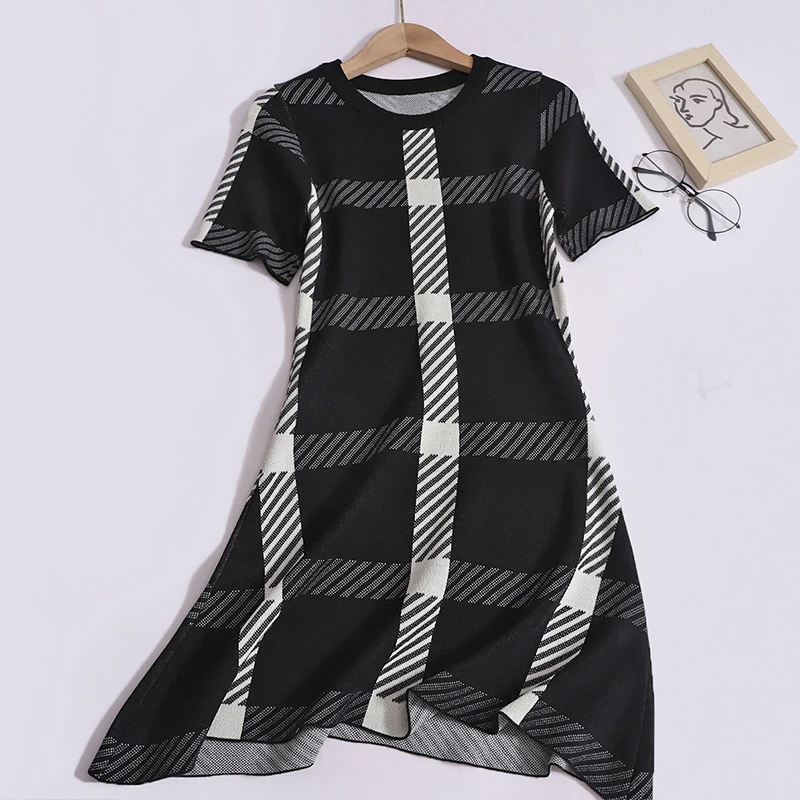 Women Casual Elastic O-neck Short Sleeved Dress Black White Plaid Pattern Knit Dress Comfortable Simple Mid-Length Dress Summer