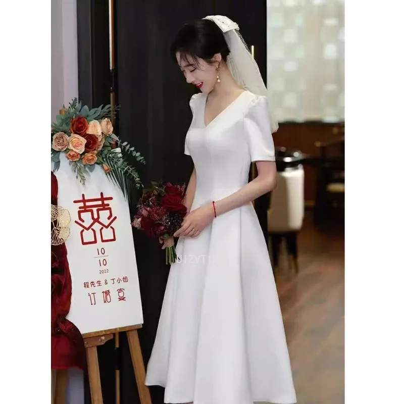 فساتين زفاف ميدي خفيفة بسيطة للنساء برقبة على شكل حرف V فساتين سهرة رسمية أنيقة بيضاء ناعمة من الساتان صور تبادل لاطلاق النار فستان الزفاف