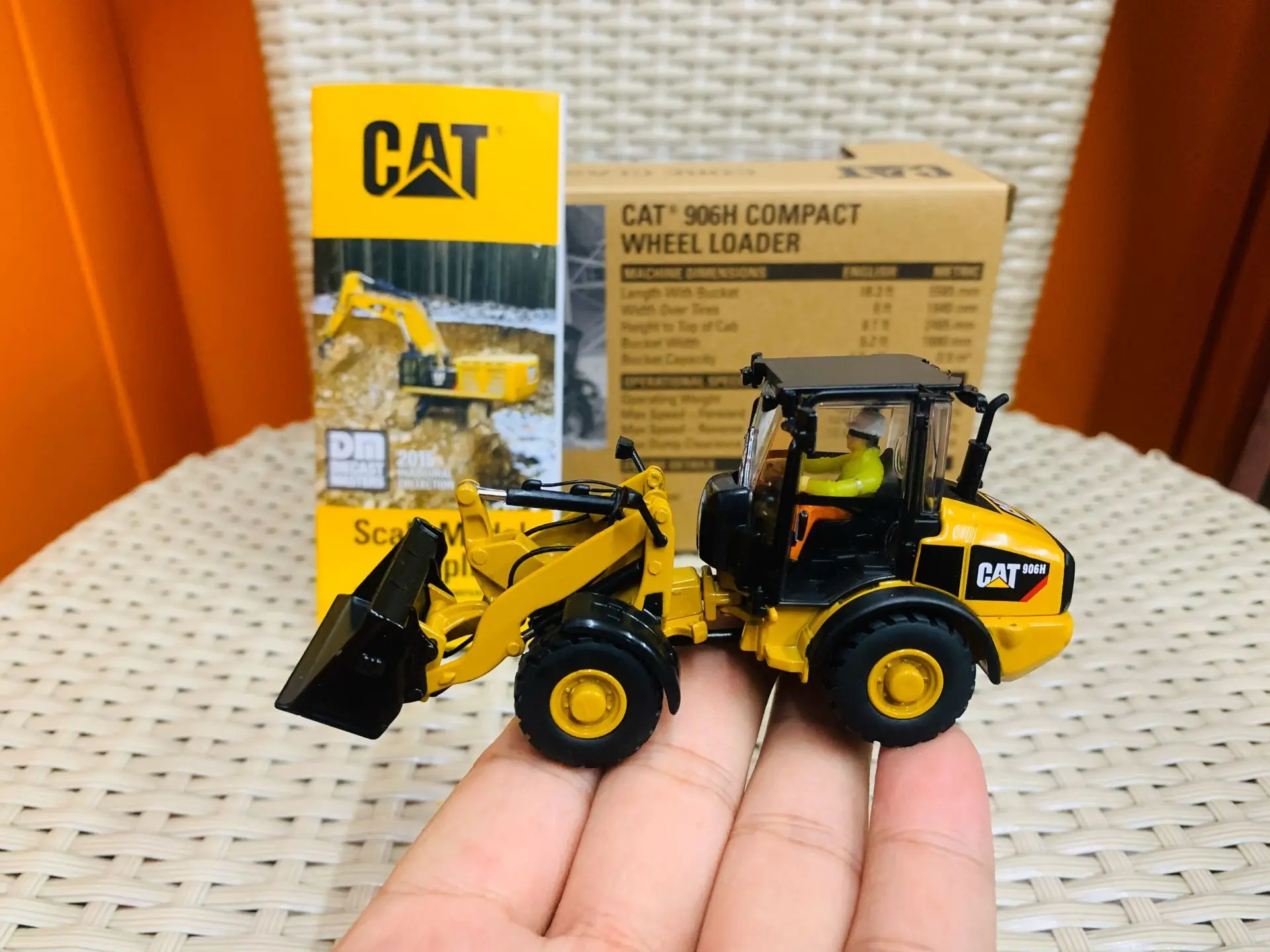 

906H Compact Wheel Loader 1/50 Scale Metal Model By DieCast Masters Model DM85213