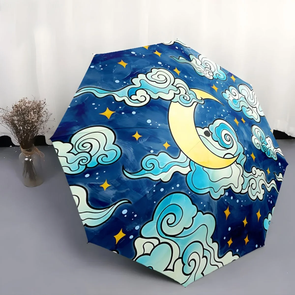 Automatischer Regenschirm zum Öffnen/Schließen mit Halbmond und Sternen – Marineblau und türkisfarbene wirbelnde Wolken, kompakter Reiseschirm, alles