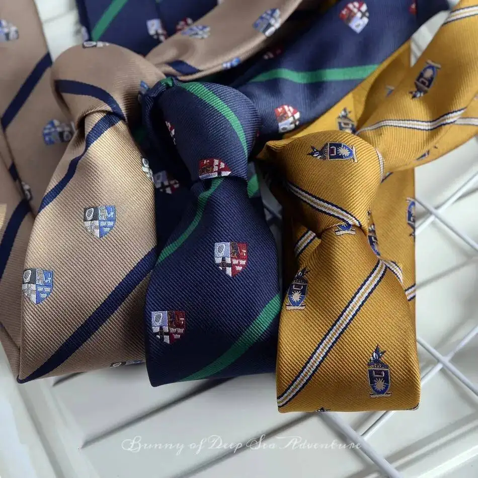 Krawat w paski z logo JK, styl uniwersytecki, brytyjski, ręcznie wiązany, pasujący do koszuli studenckiej na ukończenie szkoły