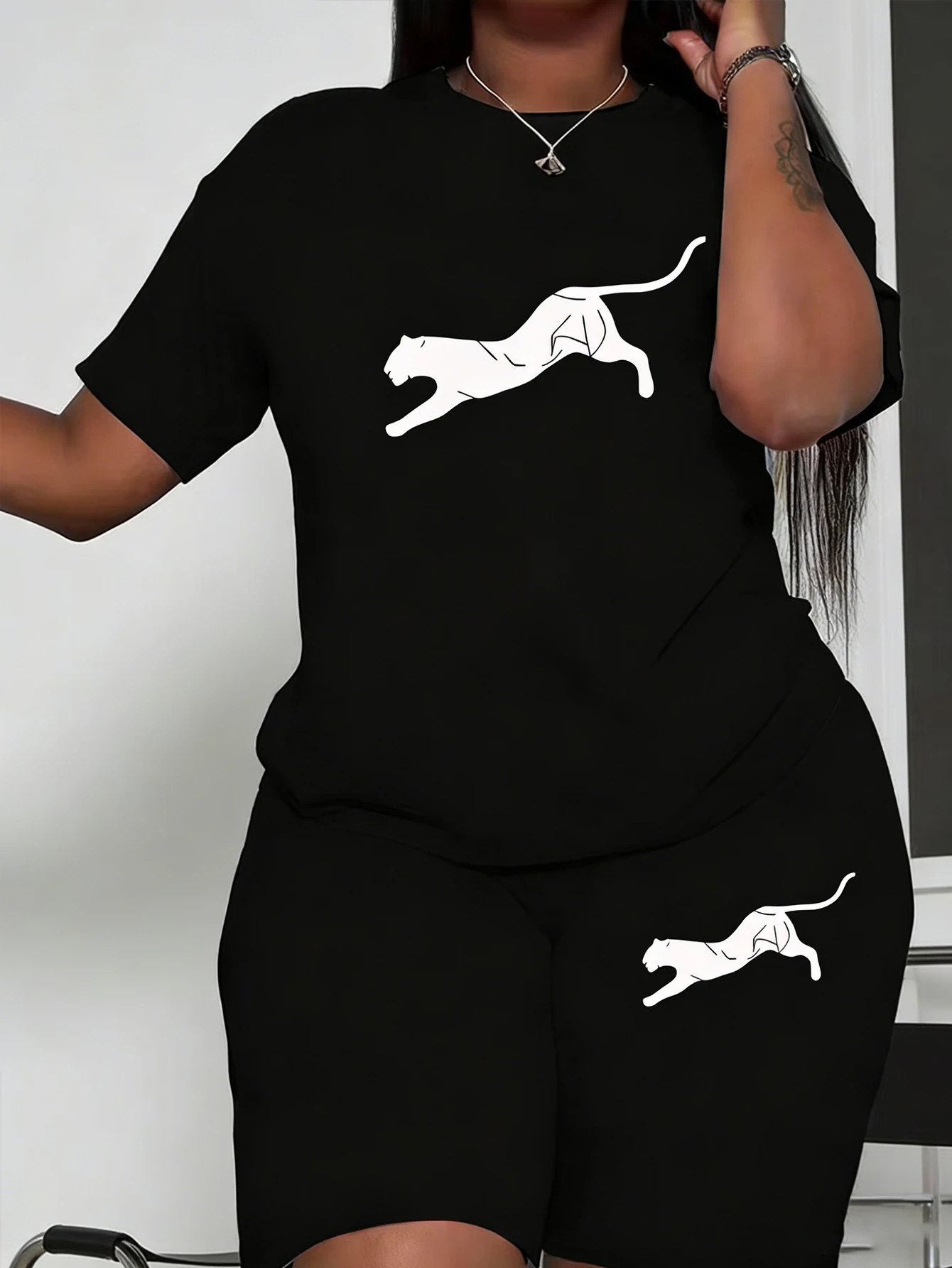 Damen Übergrößen Freizeit-Shorts-Set mit Laufendem Tiermuster-Design, Modisch und Bequem – Detail 3