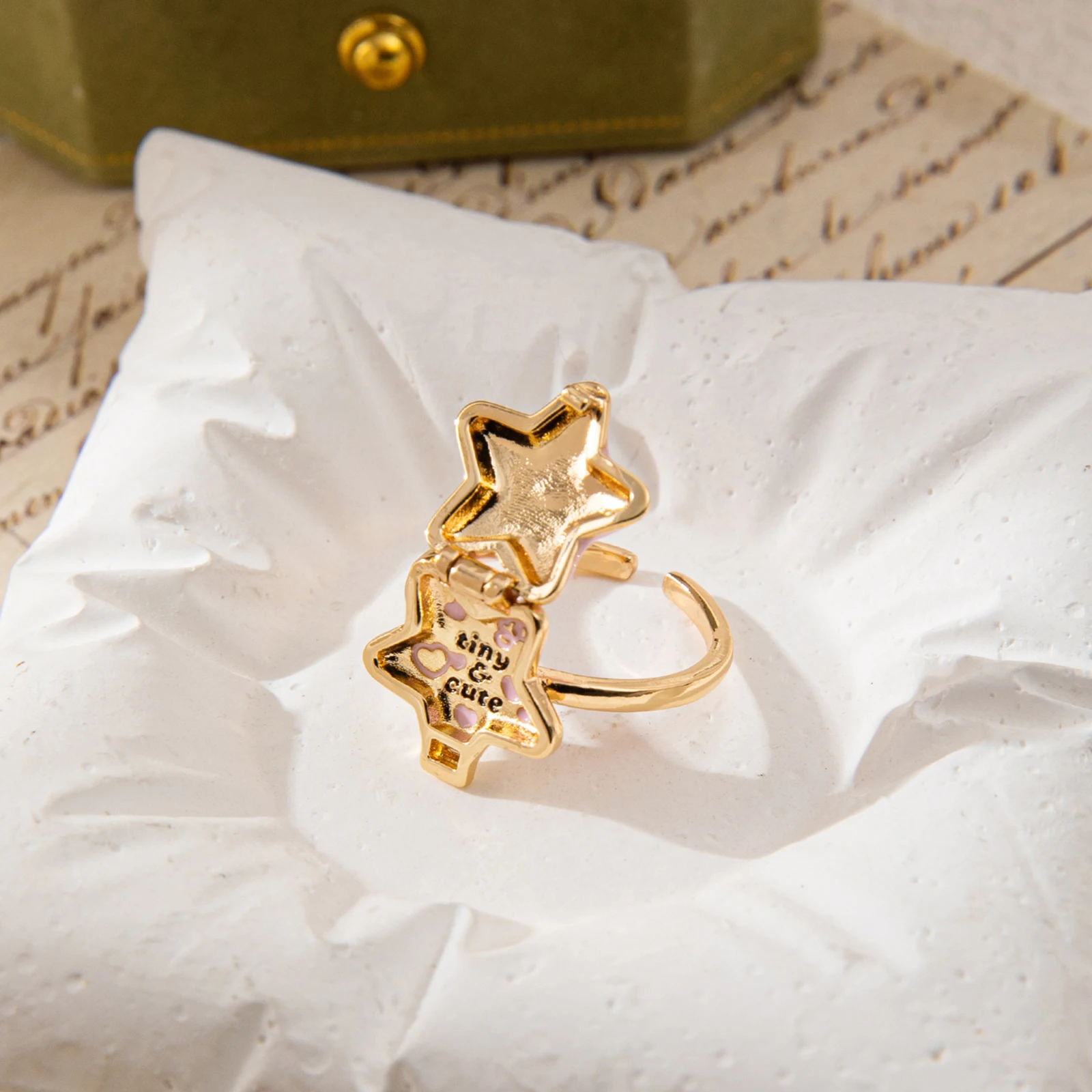 Niedlicher, herzförmiger, offener Bilderrahmen-Anhänger in Rosa, 14K vergoldete Messing-Halskette und Ring, geeignet für Frauen. – Detail 5