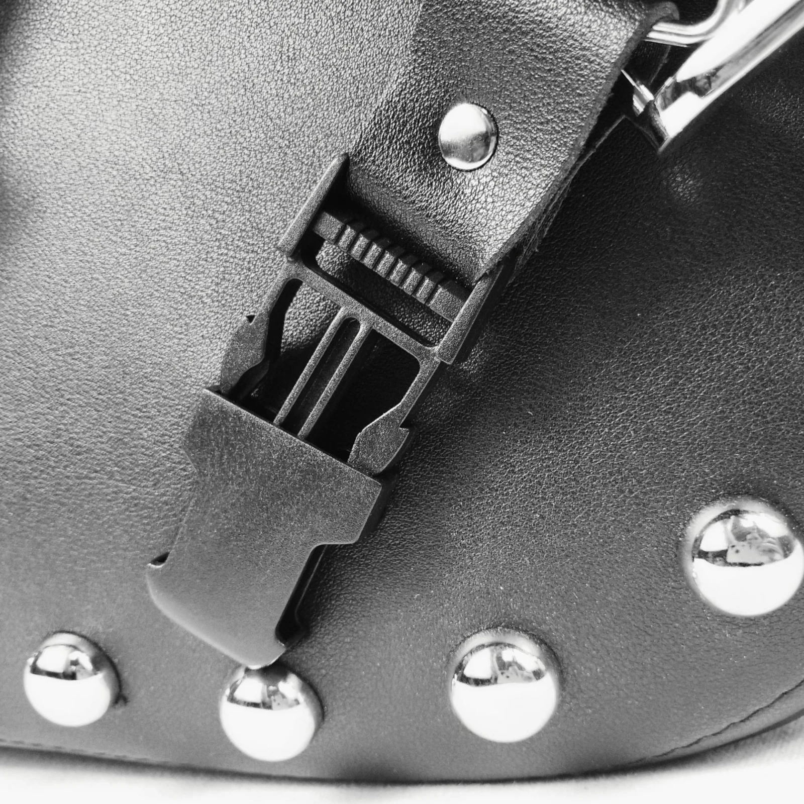 Leather Motorcycle Saddlebags Water-Resistant Motorcycle Side Bags with Top Flap Saddle Bags Sleek Luggage Shape-Retaining