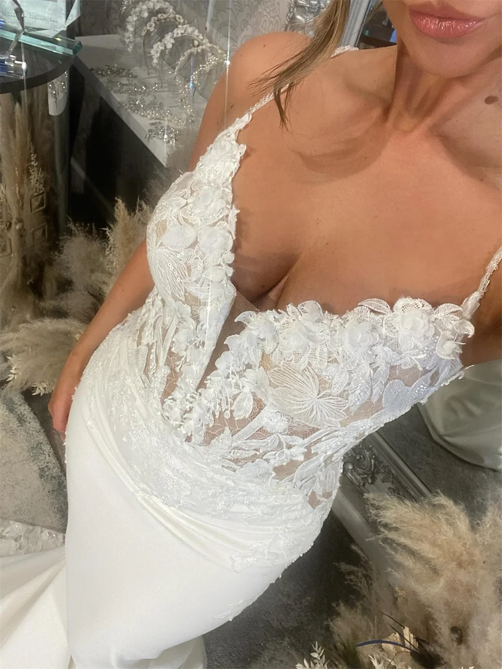 Suknie ślubne w stylu syreny z Tokio, białe, na ramiączkach spaghetti, bez rękawów, z odkrytymi plecami, trenem typu court, kolekcja 2025.