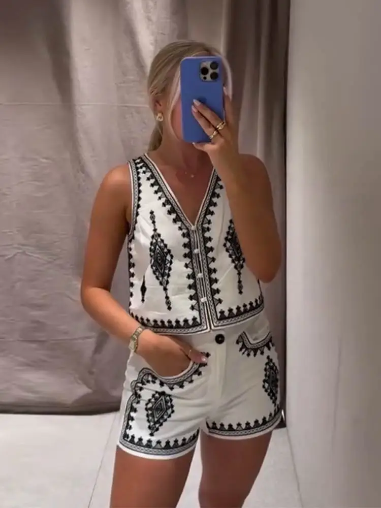 

Embroidery Women's Two Piece Suit V-neck Sleeveless Lace Up Single Breasted Top Short Pants 2025 Summer Female Causal Outfits