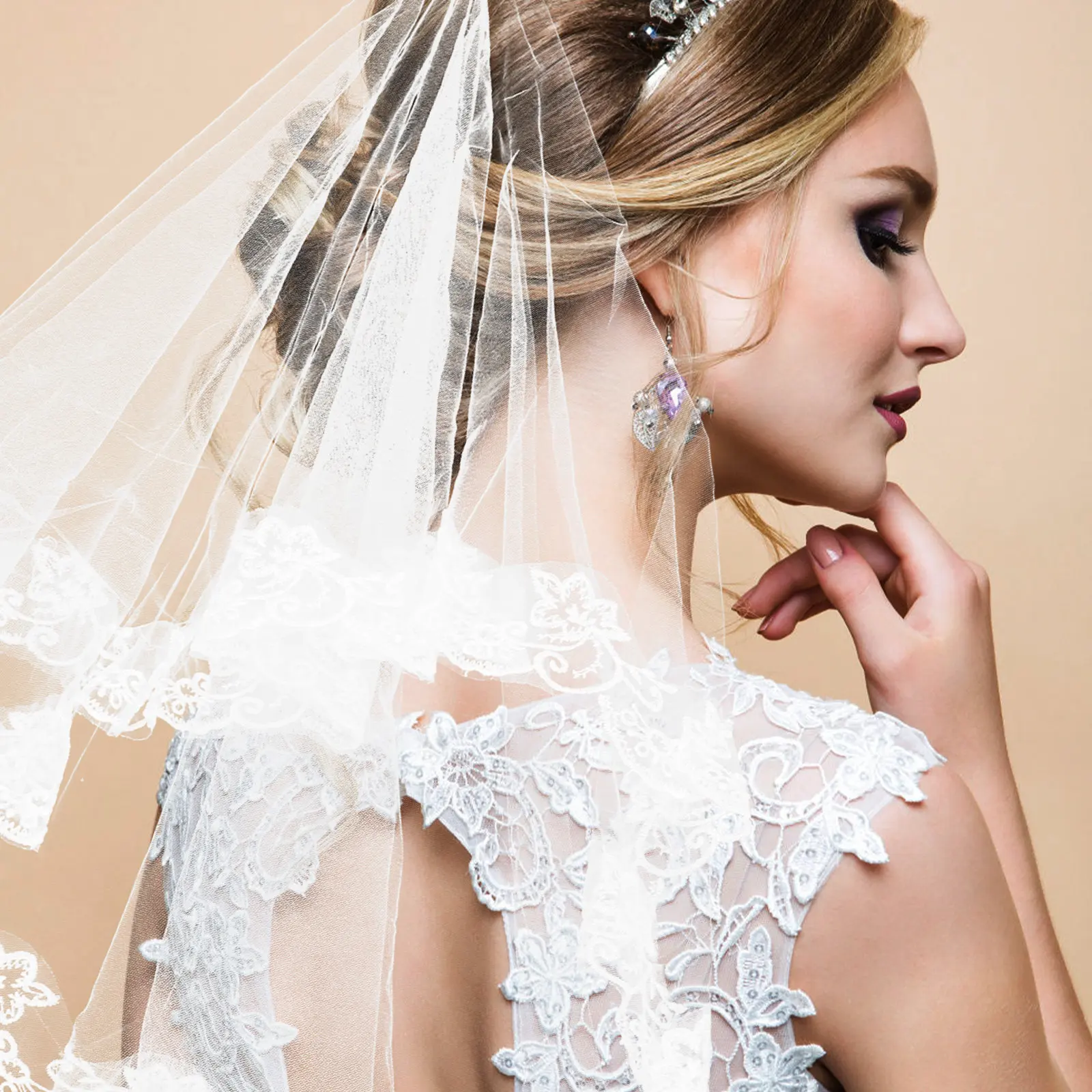 veu-de-noiva-longo-branco-com-design-intricado-em-renda-veus-de-casamento-elegantes-para-noivas-veus-catedral-para-noivas