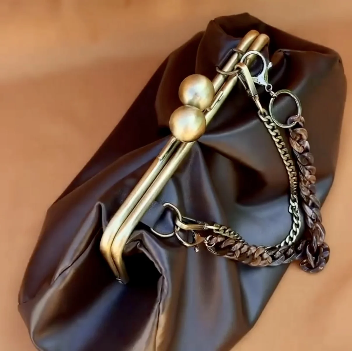 LOST IN VINTAGE Artificial Leather Puffy Bag Clic Clutch Metal Frame Large Ball Kiss Lock Big Purse Evening Clutchs 38x20x12cm
