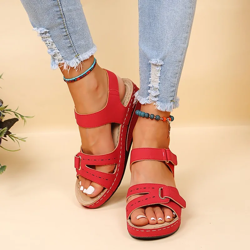 Große Damenschuhe neue Sommer lässige atmungsaktive Sandalen für Damen Leders chnalle Keil Mid-Heel Schuhe