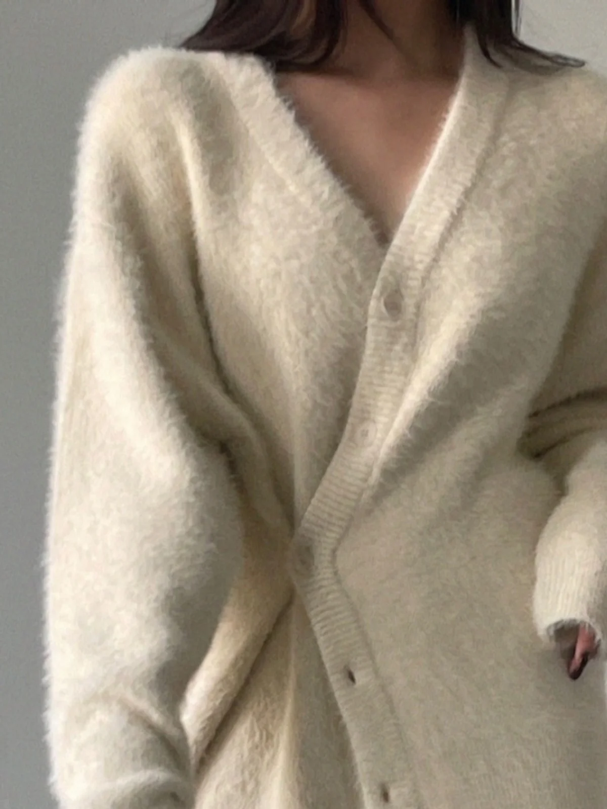 طقم شتوي كوري مكون من قطعتين، كارديجان محبوك برقبة على شكل حرف V بزر واحد وتنورة نصفية من فرو المنك الصناعي بأكمام طويلة وأزر... #4