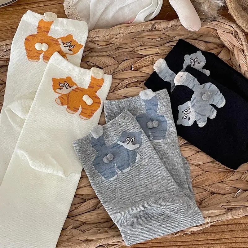 Ein Paar Baumwollsocken mit Cartoon-Katzenmuster für Damen: atmungsaktiv, bequem und für alle Jahreszeiten geeignet