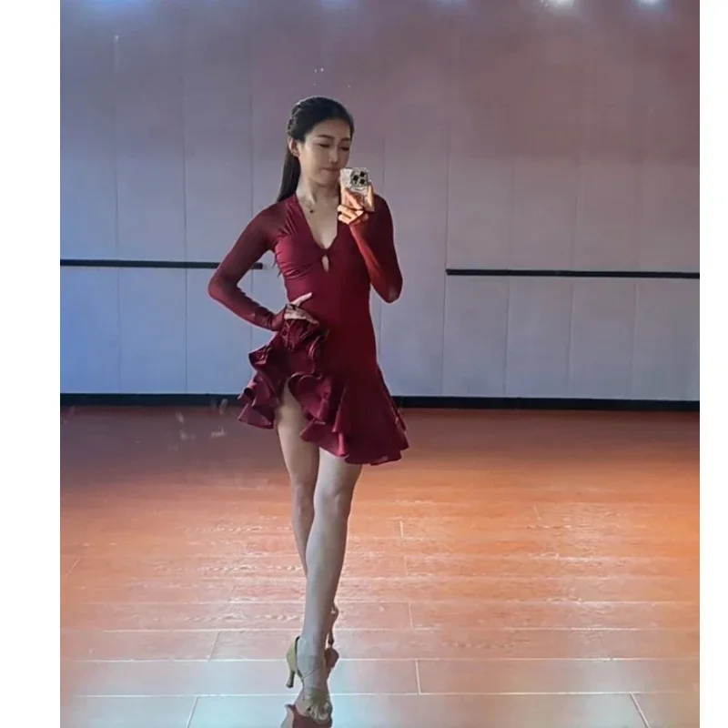Vestido de baile latino rojo para mujer, sin espalda, con falda de vuelo y diseño de espina de pescado, traje profesional para práctica y actuación de baile con sujetador incorporado.