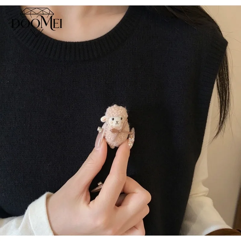 DOO MEI Cute Style Little Lamb Shaped Brooch Fashion Trendiness Plush Brooch Women's Daily Hoodie and Jacket Decoration