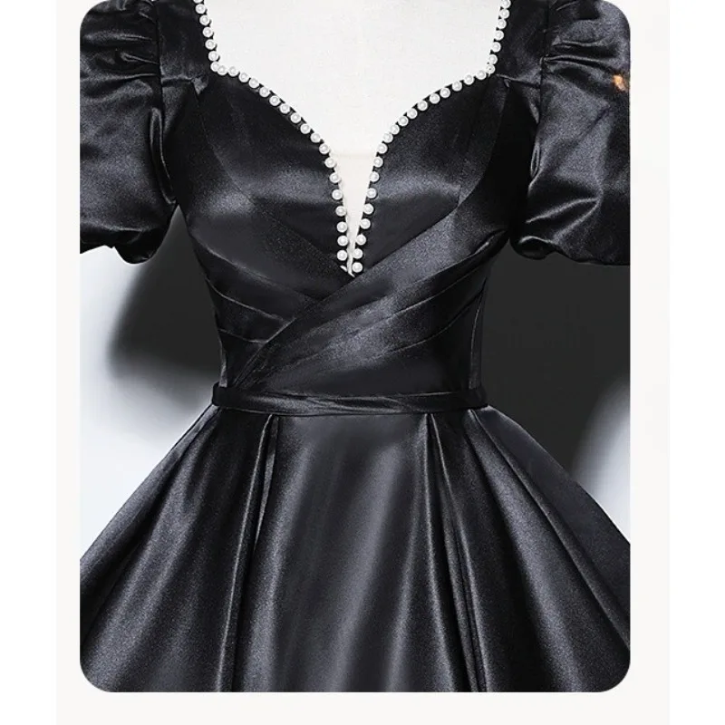 2025 Abito da sera in raso con scollo quadrato nero elegante da donna nuovo autunno 2025 Abito da banchetto dimagrante alla moda con grande pendente da socialite