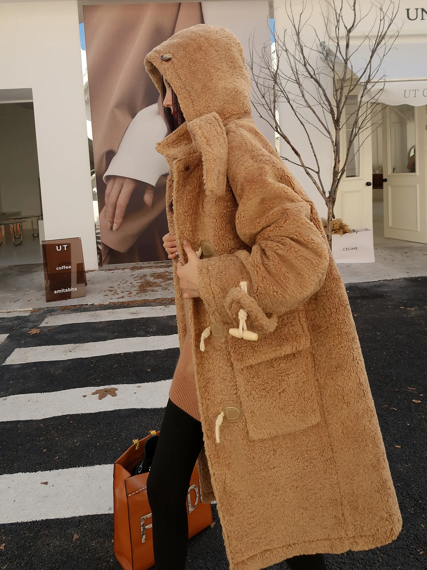 

Экологичная коричневая женская свободная куртка с капюшоном из искусственного меха ягненка, средней длины, повседневная, из полиэфирного волокна, с защитой от старения