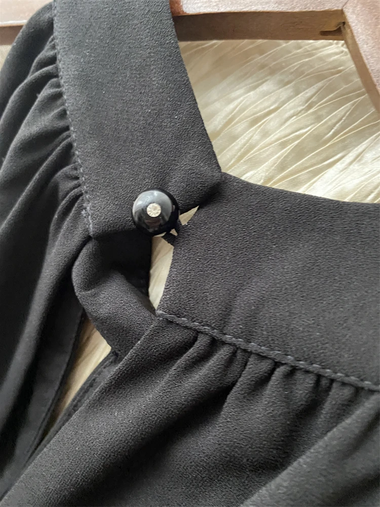 Modny, polecany kombinezon damski z odkrytymi ramionami, z jedwabiu, z podkreśloną talią, długie spodnie, letni strój jednoczęściowy.