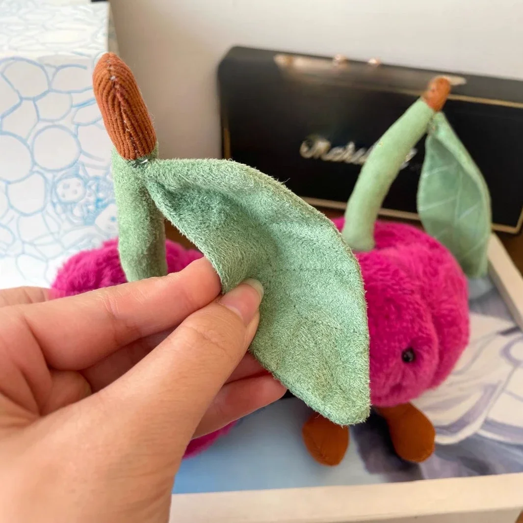 Jellycat z metkami JELLYCAT Big Cherry Fun Cherry Plush Towarzyszący prezent świąteczny Wypełniona zabawka Śliczna ozdoba pokoju Wypchana lalka