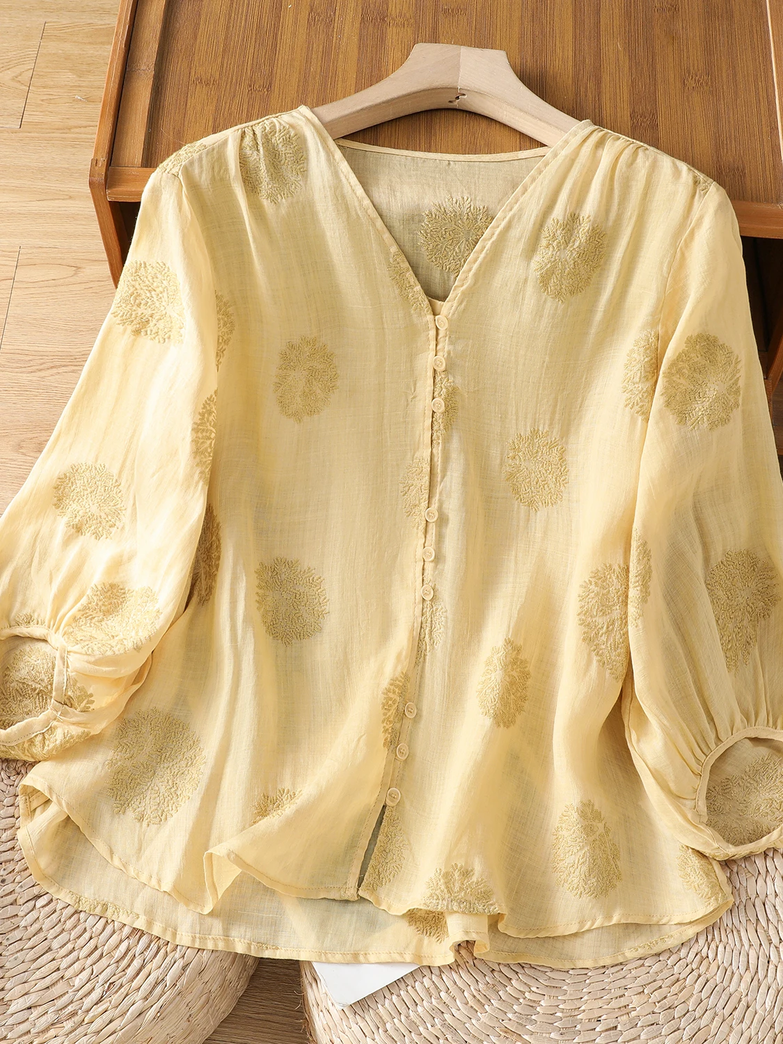 

Artistic Sle V-Ne Embroidered Linen irt Women's Single Button Casual Loose Top Slimming Color Casual Wear