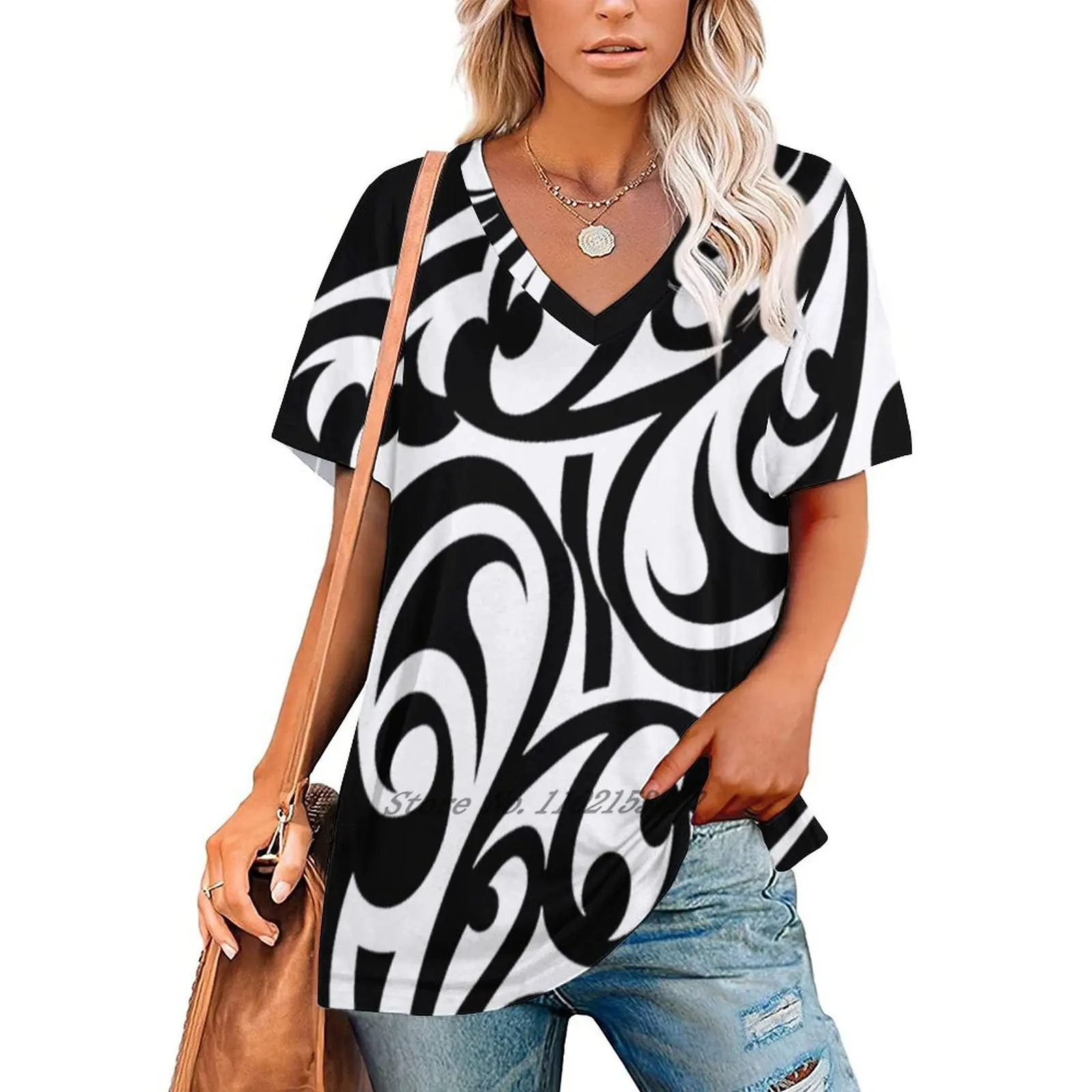 An Authentic And Traditional Tribal Tattoo Of The New Zealand Woman Tshirts Printed Tops Zipper V-Neck Top Fashion Graphic T