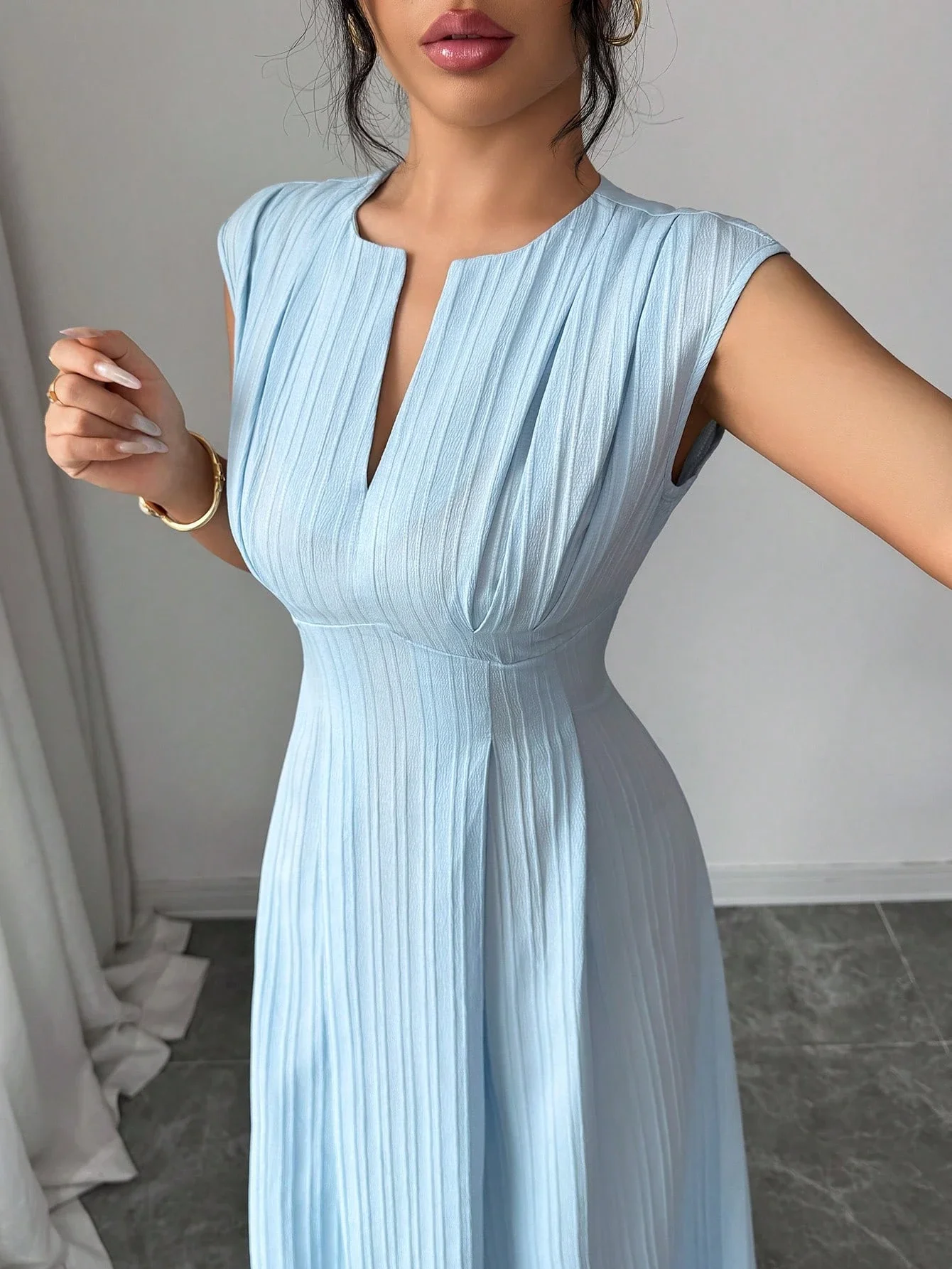 

Элегантное женское платье миди А-силуэта без рукавов с V-образным вырезом и завышенной талией