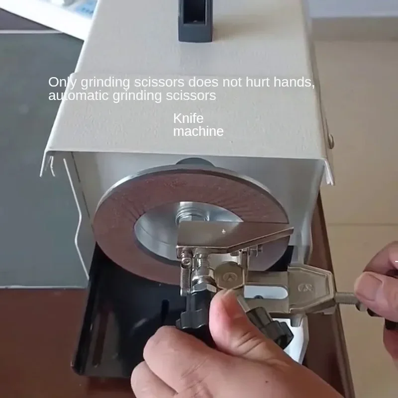 

1pc Portable quick scissor knife sharpener is suitable for all kinds of knife sharpening, left and right hand switching