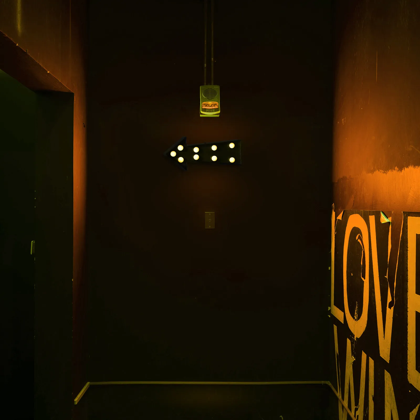 luz-noturna-led-em-forma-de-setas-–-luminaria-de-parede-com-iluminacao-ambiente-quente-alimentada-por-bateria-para-decoracao-de-interiores