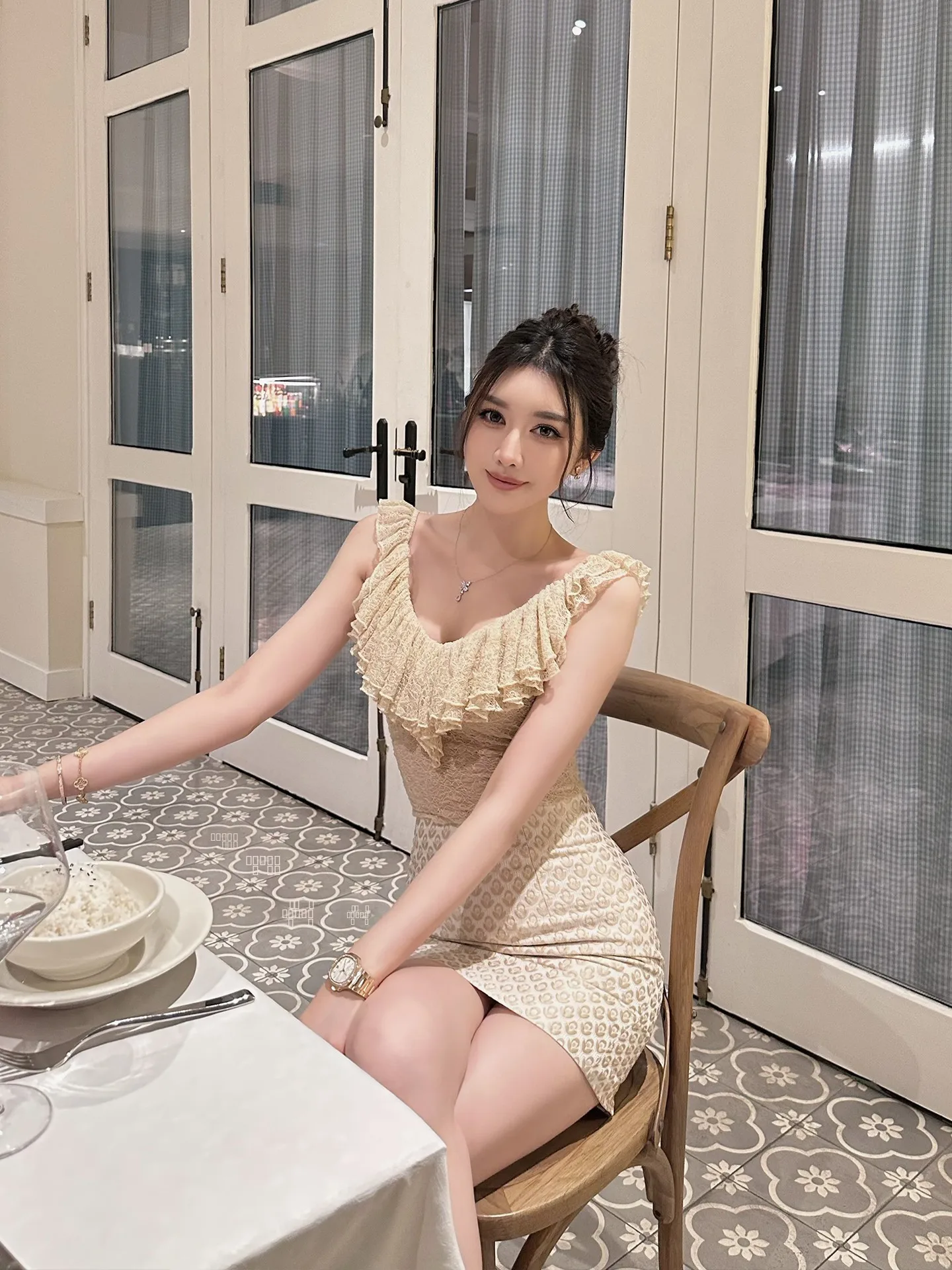 

Женский кружевной топ Ele Slim Fit с эластичным V-образным вырезом, летний, модный, в корейском стиле, дышащий, удобный, для повседневной носки