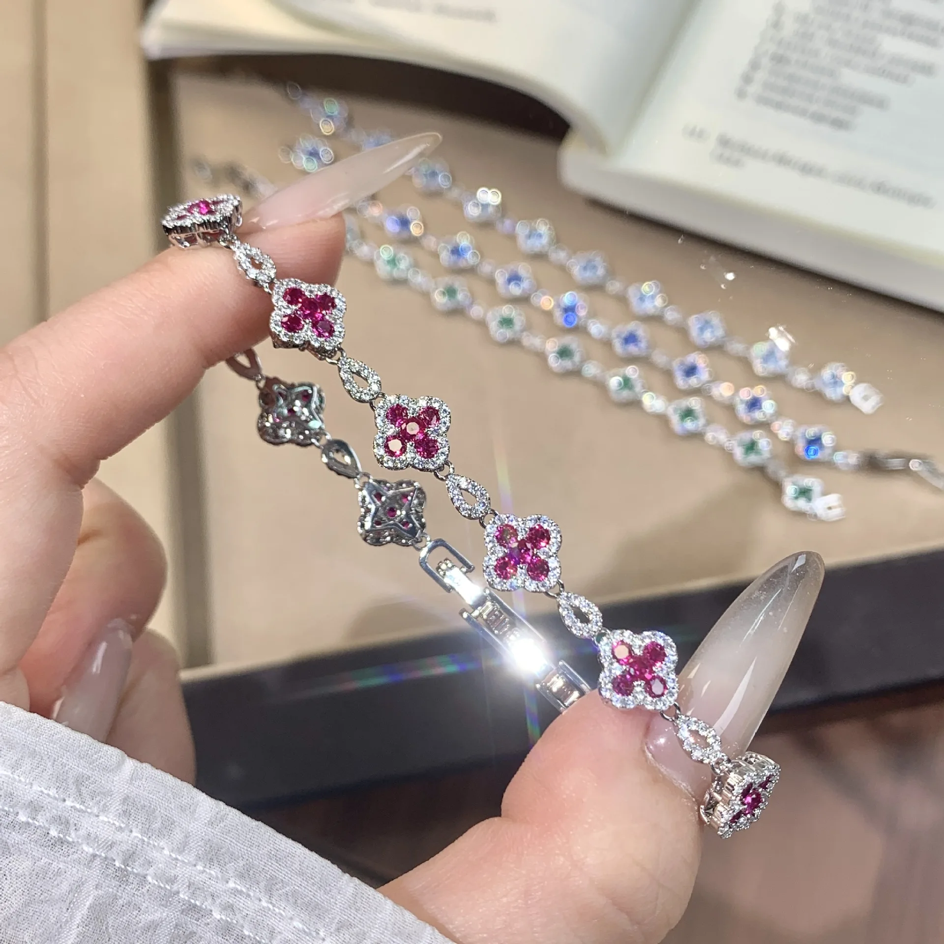 New model Korean-style exquisite bracelet - fashionable and luxurious design for women, with high-end appeal and versatile style