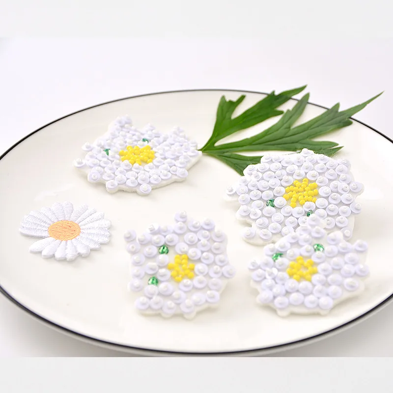 1 Stück Aufnähbarer Patch mit Perlen und Pailletten, DIY Gänseblümchen für Schuh- und Kleidungsdekoration, 5/6 CM Pflanzen-Applikation, Bekleidungszubehör