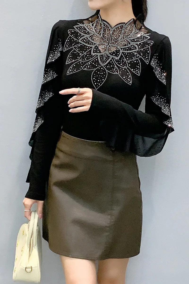 Estación europea Otoño Invierno nueva camiseta de cuello alto para mujer encaje ahuecado camisa de diamante moda manga larga volantes Tops